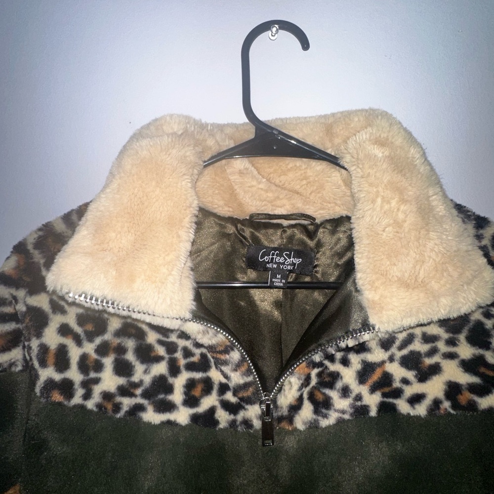 Coffee Shop New York Sherpa Faux Fur Animal Print Silk Lining Jacket Size Medium - Picture 2 of 8